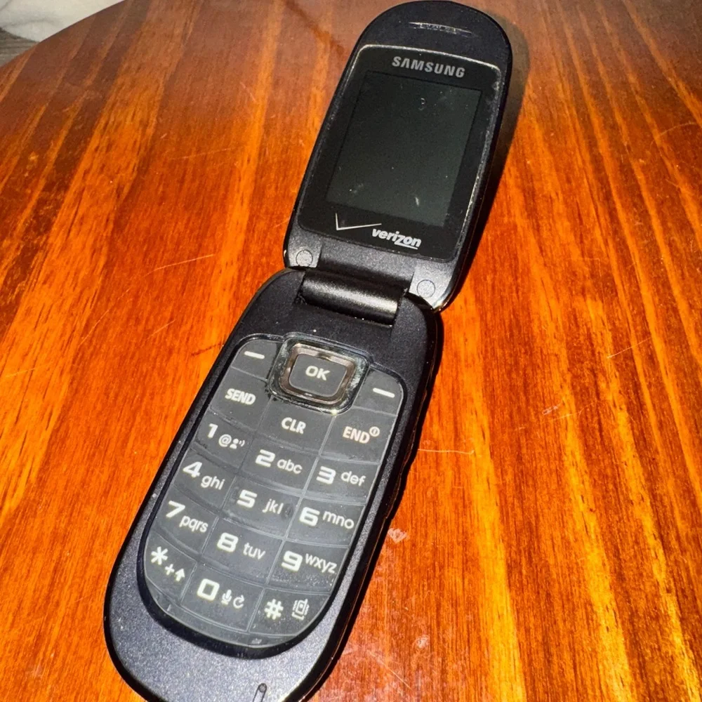 Samsung Gusto SCH-U360 - Metallic Gray ( Verizon ) Rare Flip Phone - Powers On